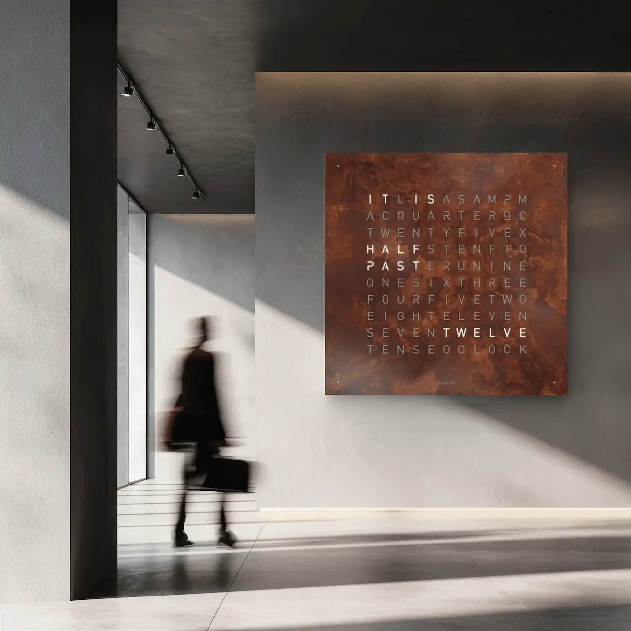 QLOCKTWO EARTH 180 CREATOR'S EDITION RUST Luxus Wanduhr mit Zeit in Worten im Eingangsbereich eines Lofts